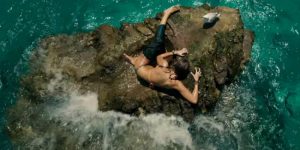 Blake Lively trapped on a rock in The Shallows
