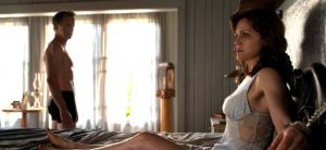 Jessie Burlingame is handvuffed to the bed in Gerald;s Game