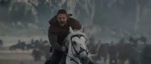 Russell Crowe riding a horse as Robin Hood