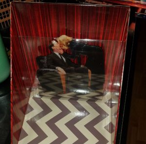 Agent Cooper and Laura Palmer stand up in Twin Peaks box set