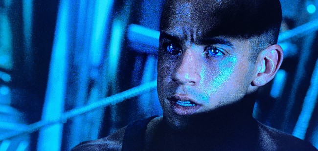 Riddick shows his eyes in Pitch Black